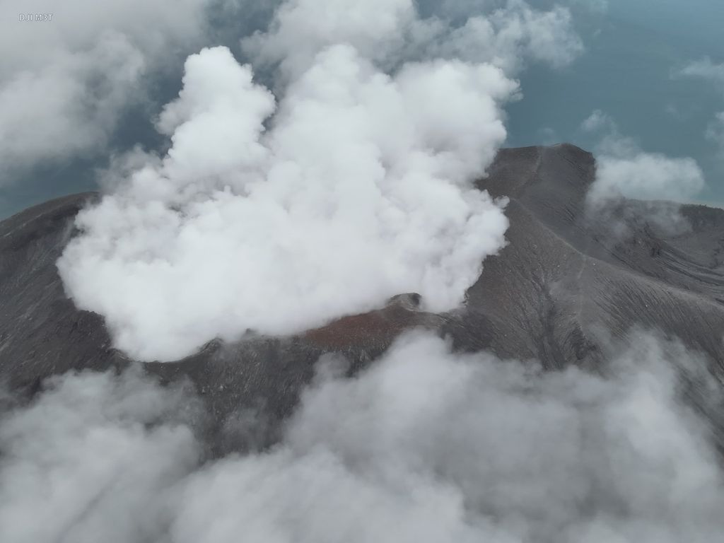 Gunung Ruang di Kabupaten Kepulauan Sitaro, Sulawesi Utara, yang mengalami erupsi pada Jumat (19/4/2024). Akibat erupsi, hingga kini Bandara Sam Ratulangi di Manado ditutup.