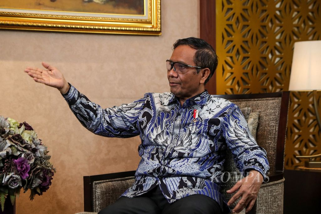 Menteri Koordinator Bidang Politik, Hukum, dan Keamanan Mahfud MD melakukan sesi wawancara di gedung Kemenko Polhukam, Jakarta, Kamis (20/7/2023).