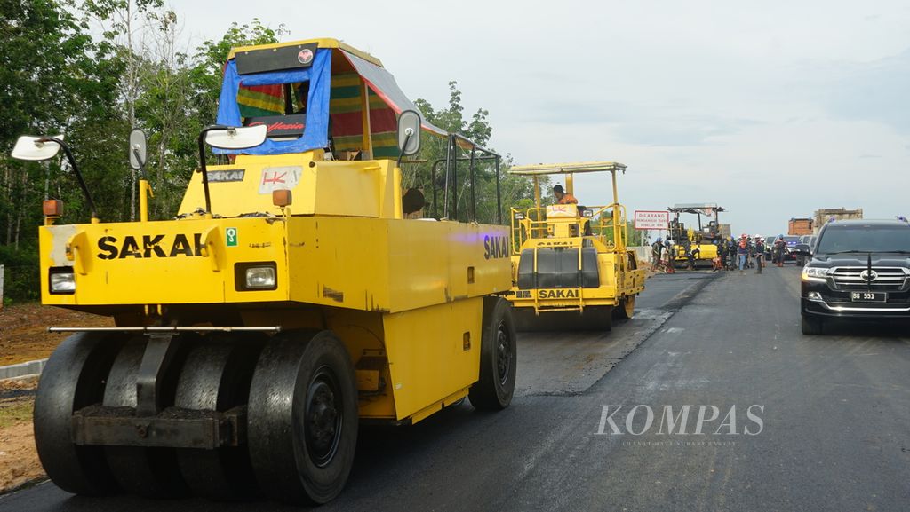 Sejumlah alat berat mengaspal Jalan Tol Indralaya-Prabumulih, Sumatera Selatan, Sabtu (14/1/2023).