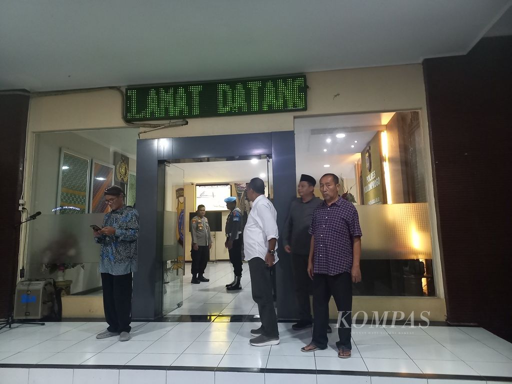 Sejumlah pihak menghadiri pertemuan di Markas Polres Kulon Progo, Daerah Istimewa Yogyakarta, Kamis (23/3/2023) malam, terkait penutupan patung Bunda Maria dengan terpal.