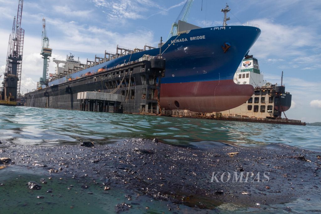 Limbah minyak hitam menggenang di galangan kapal PT Pax Ocean, Kota Batam, Kepulauan Riau, Kamis (1/12/2022).