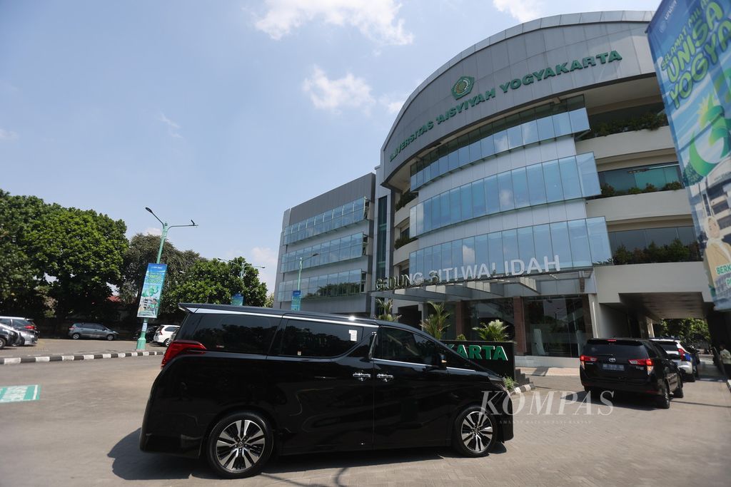 Kendaraan peserta kegiatan Konsolidasi Nasional Muhammadiyah memasuki kompleks lokasi acara tersebut di Universitas Aisyiyah, Sleman, DI Yogyakarta, Sabtu (27/7/2024).