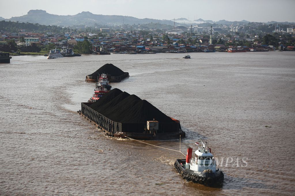 Barges loaded with coal pass through the Mahakam River in Samarinda, East Kalimantan on Monday (8/3/2021). According to data from the Ministry of Energy and Mineral Resources, Indonesia's coal production as of March 8, 2021 reached 93.42 million tons, equivalent to 16.99 percent of the production target of 550 million tons in 2021.
