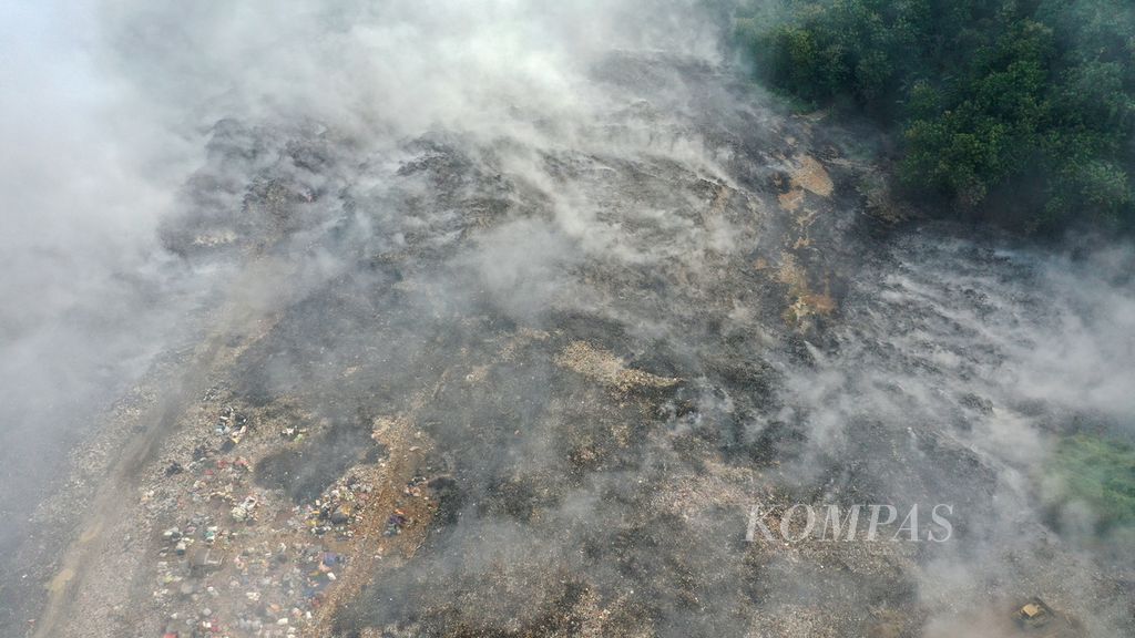 Foto udara kebakaran tumpukan sampah di TPA Sarimukti, Kecamatan Cipatat, Kabupaten Bandung Barat, Jawa Barat, Sabtu (26/8/2023). 