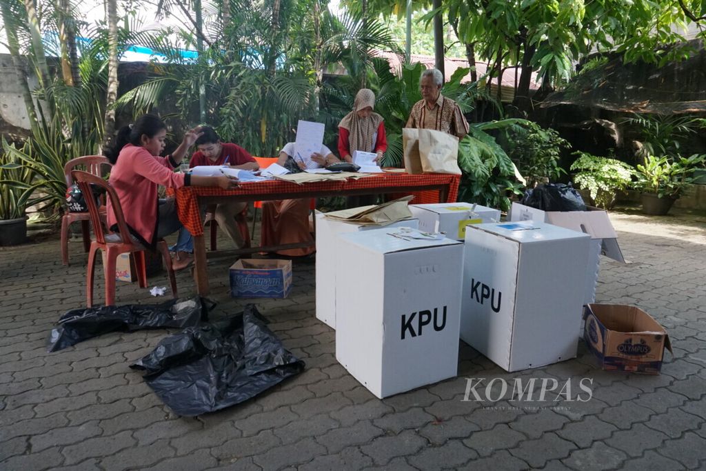The Voting Organizer Group (KPPS) at Polling Station (TPS) 2 Karuwisi Utara Village continued its work after the election voting, namely filling out the C1 form, Thursday (18/4/2019).