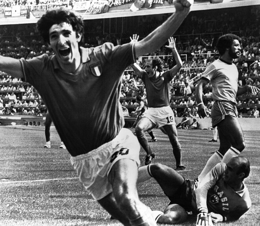 Paolo Rossi (kiri) berlari dalam kegembiraan setelah mencetak gol kedua Italia ke gawang Brasil pada laga final Piala Dunia 1982 di Spanyol (11/7/1982). Rossi menjadi pahlawan dengan menjadi pencetak gol terbanyak. 
