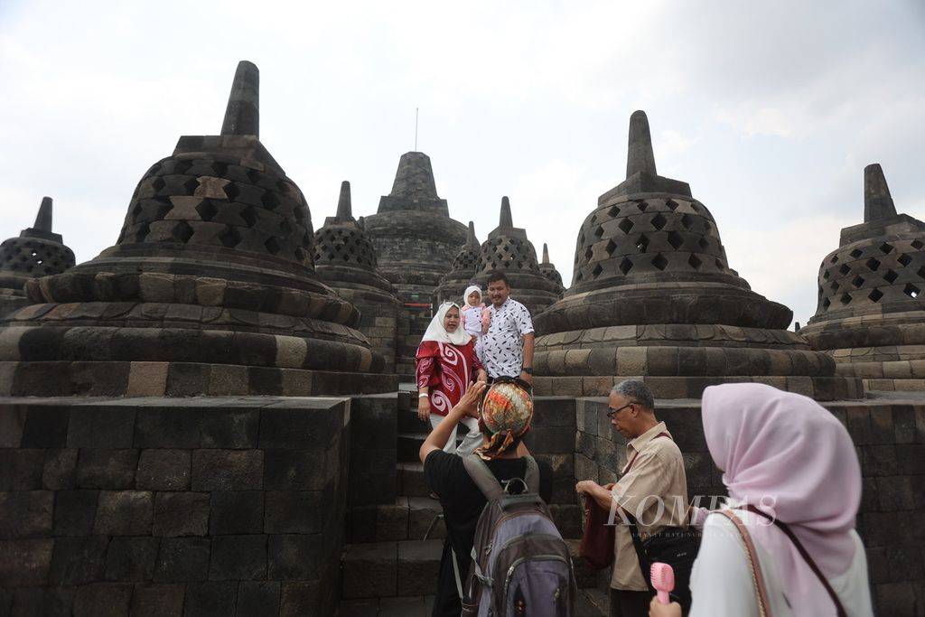  Wisatawan berkunjung ke bangunan Candi Borobudur, Magelang, Jawa Tengah, Rabu (25/10/2023). 