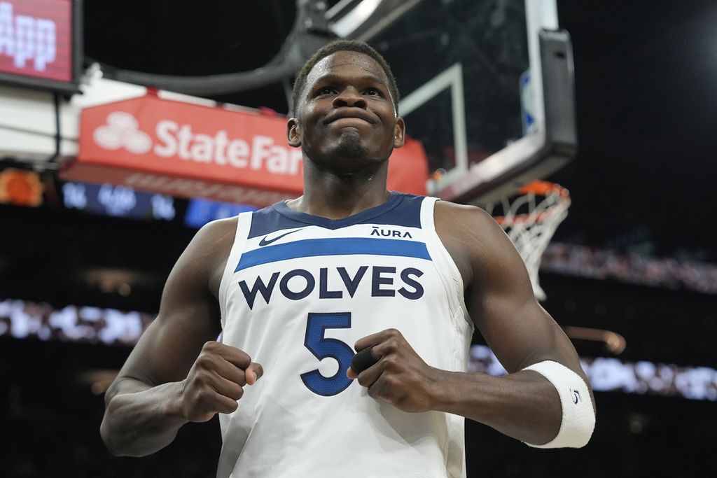 Minnesota Timberwolves basketball player, Anthony Edwards, celebrates in the fourth game of the first round of the NBA playoffs between the Timberwolves and the Phoenix Suns at the Footprint Center, Phoenix, Monday (29/4/2024) WIB.