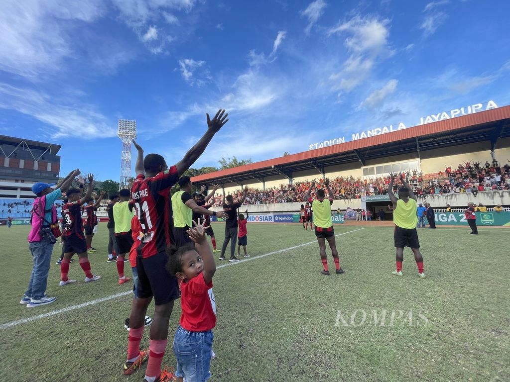 Para pemain Persipura Jayapura menghampiri para penonton untuk merayakan kemenangan, 1-0, atas PSCS Ciamis di Stadion Mandala, Jayapura, Papua, Sabtu (3/2/2024).