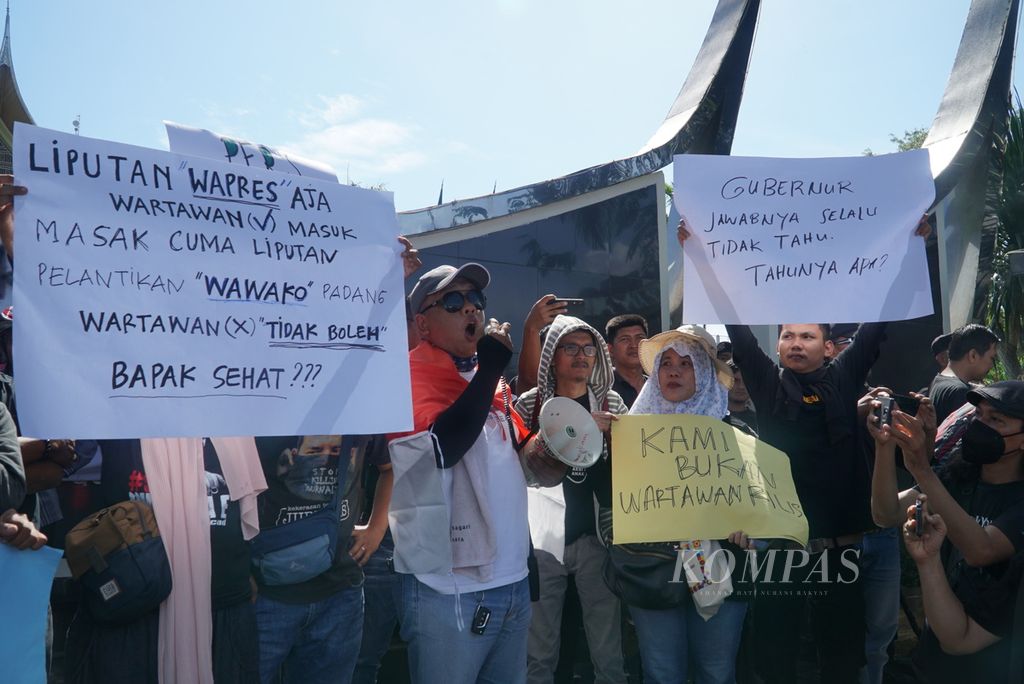 Pemimpin Redaksi Infosumbar.net Rakhmatul Akbar berorasi dalam unjuk rasa yang diadakan masyarakat pers Sumbar untuk mengecam upaya penghalang-halangan kerja jurnalis oleh staf Pemerintah Provinsi Sumbar di depan Kantor Gubernur Sumbar, Kota Padang, Sumbar, Rabu (10/5/2023).