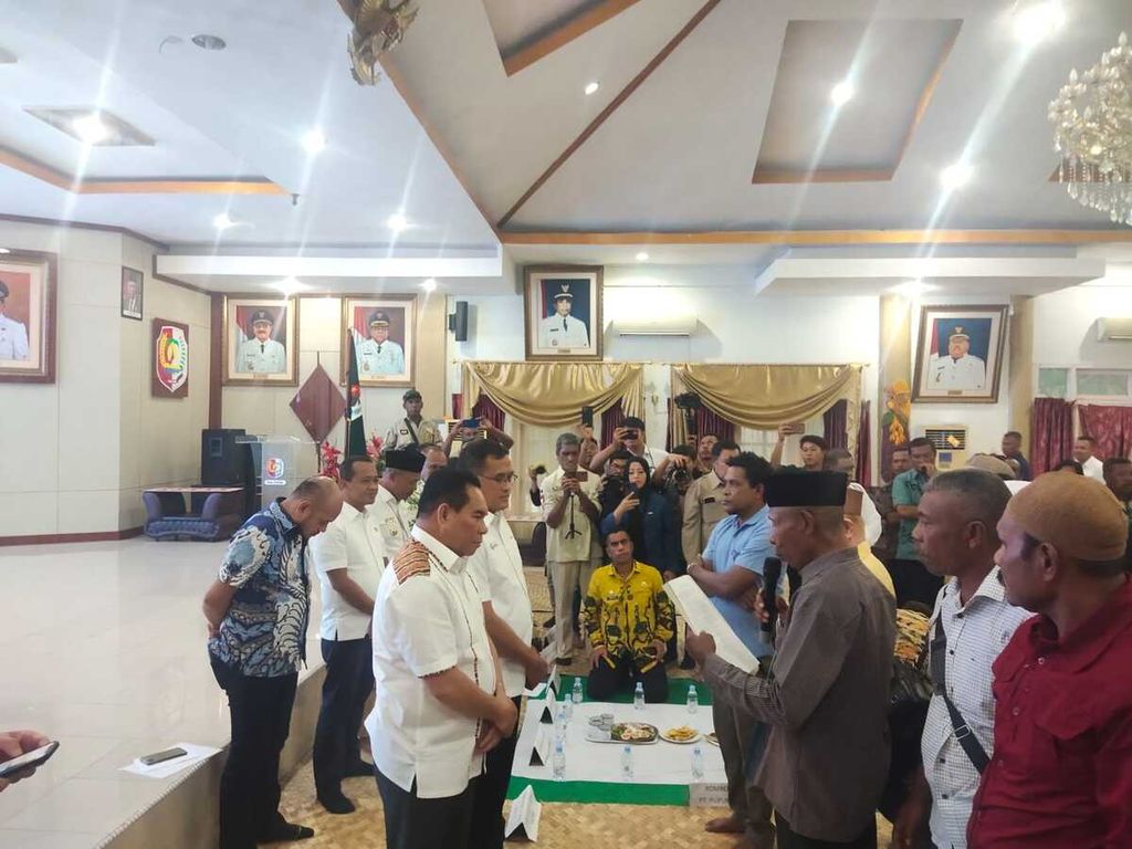 Rahmad Pribadi, who was then the Director of Pupuk Kaltim Timur (PKT), heard the statement of the captain who was a part of the Mbaham Matta indigenous community after the tradition of Gelar Tikar on Friday (July 14, 2023) in Fakfak, West Papua.