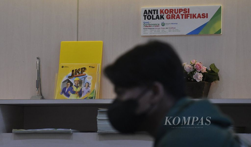 Nasabah berada di Kantor BPJS Ketenagakerjaan Kantor Cabang Jakarta Sudirman, Jakarta, Selasa (15/2/2022). Keputusan pemerintah terkait dengan pencairan dana Jaminan Hari Tua (JHT) masih menuai polemik. 