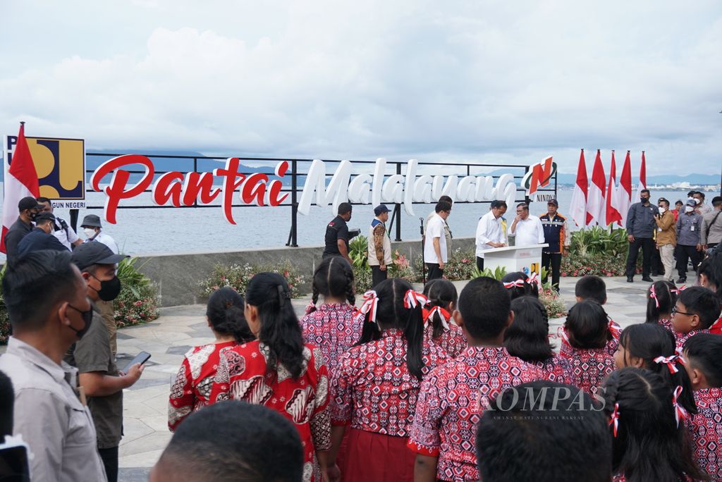 Presiden Joko Widodo menandatangani prasasti peresmian anjungan pantai Manado Beach Walk, Jumat (20/1/2023), di Manado, Sulawesi Utara.