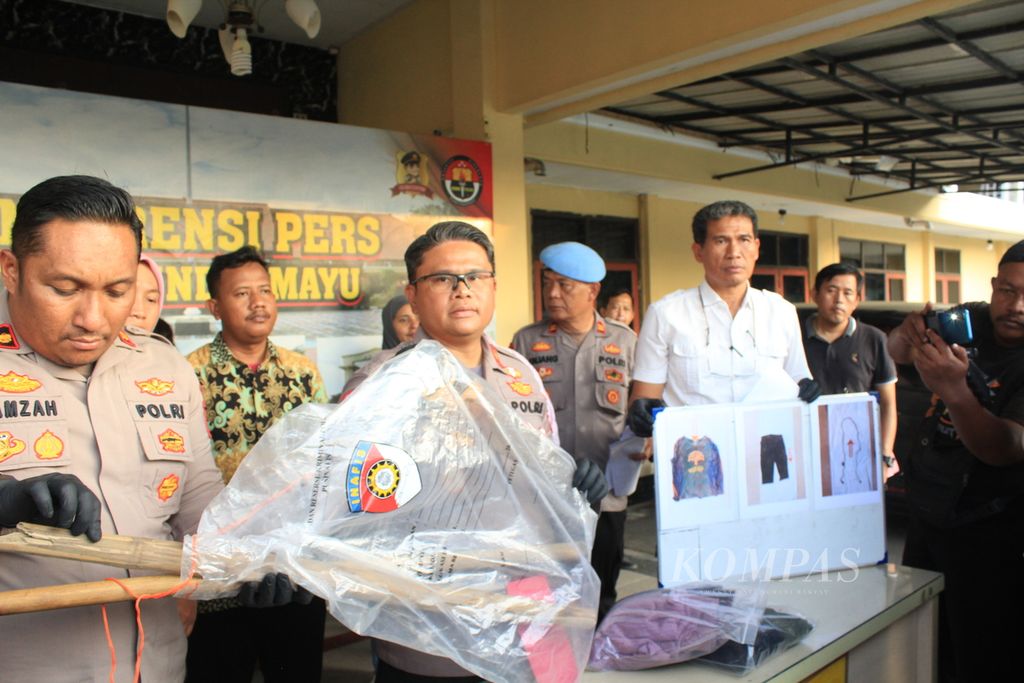 Kepala Kepolisian Resor Indramayu Ajun Komisaris Besar Fahri Siregar (kedua dari kiri) menunjukkan barang buki kasus pembunuhan dalam konferensi pers di Markas Kepolisian Resor Indramayu, Jawa Barat, Jumat (6/10/2023). 