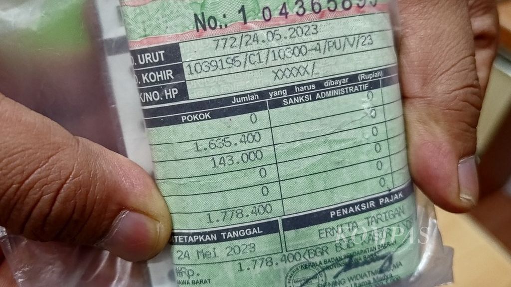 Penampakan surat tanda nomor kendaraan palsu yang digunakan untuk motor curian seperti terlihat di Polsek Metro Tambora Jakarta Barat, DKI Jakarta, (25/9/2023).