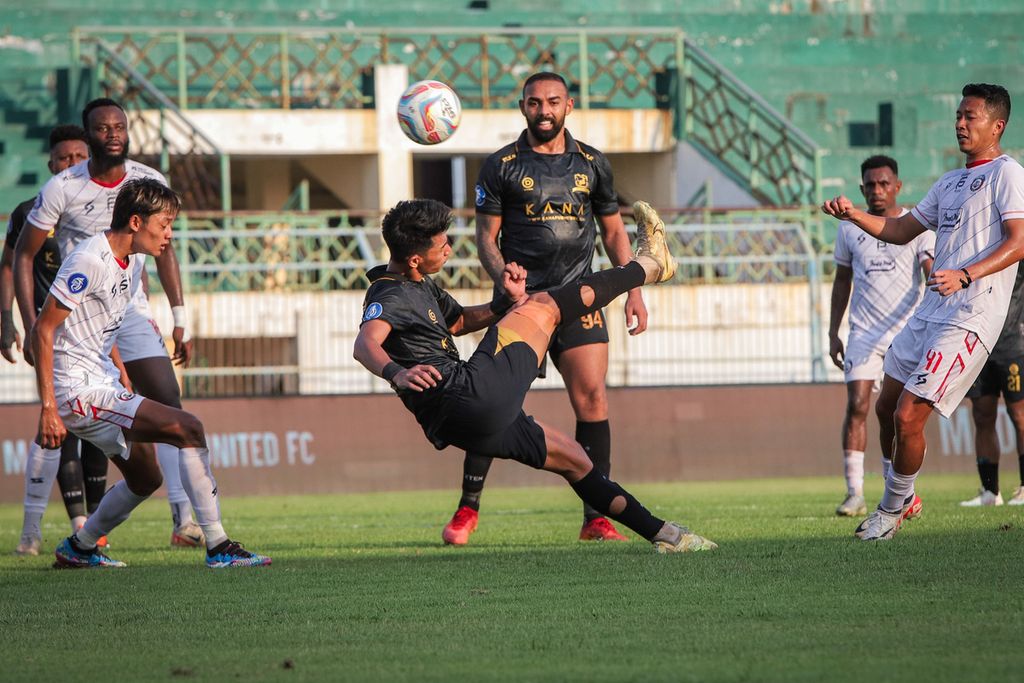 Madura United footballer Malik Risaldi (center) attempts a backflip kick towards the Arema FC goal during a BRI League 1 match at Gelora Bangkalan Stadium, Bangkalan, East Java, on Tuesday (30/4/2024). The match ended in a draw with a score of 0-0.