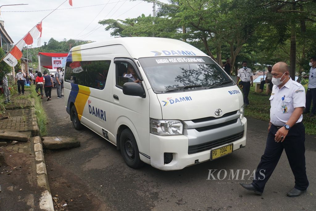 Sebuah <i>van</i> disediakan Perum Damri untuk mengisi trayek angkutan kota antara Kelurahan Pandu dan Plaza Marina Manado, Rabu (11/5/2022), di kompleks relokasi korban banjir bandang 2014 yang terletak di Kelurahan Pandu, Manado, Sulawesi Utara.
