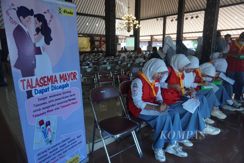 Para siswa-siswi di Kabupaten Purbalingga mengisi formulir program skrining Thalassemia yang digelar Prodia di Pendopo Kabupaten Purbalingga, Jawa Tengah, Selasa (26/9/2023).