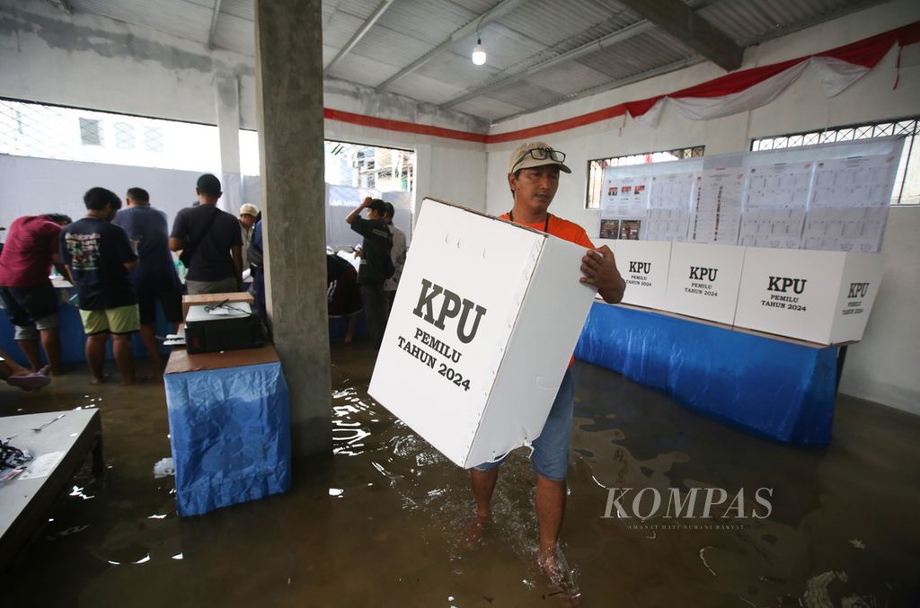 Petugas KPPS mempersiapkan kota suara Pemilu 2024 di TPS 20 di Kelurahan Larangan Utara, Larangan, Kota Tangerang, Banten, yang terendam banjir, Rabu (14/2/2024). TPS 20 ini harus direlokasi karena lokasi TPS sebelumnya terendam banjir cukup tinggi. 