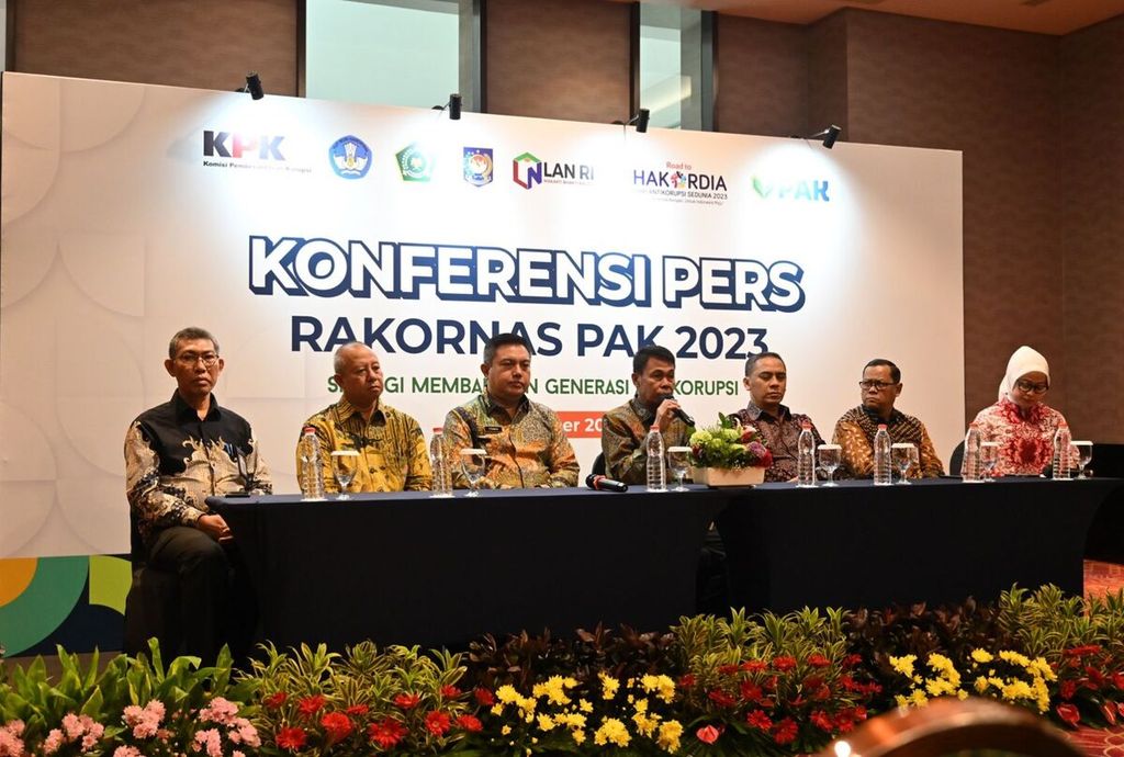 Ketua KPK sementara Nawawi Pomolango (keempat dari kiri) memberikan penjelasan dalam konferensi pers Rakornas Pendidikan Antikorupsi 2023 di Gedung Bidakara, Jakarta Selatan, Kamis (30/11/2023). Nawawi mengatakan, pencegahan korupsi selama pemilu harus menjadi perhatian multipihak.