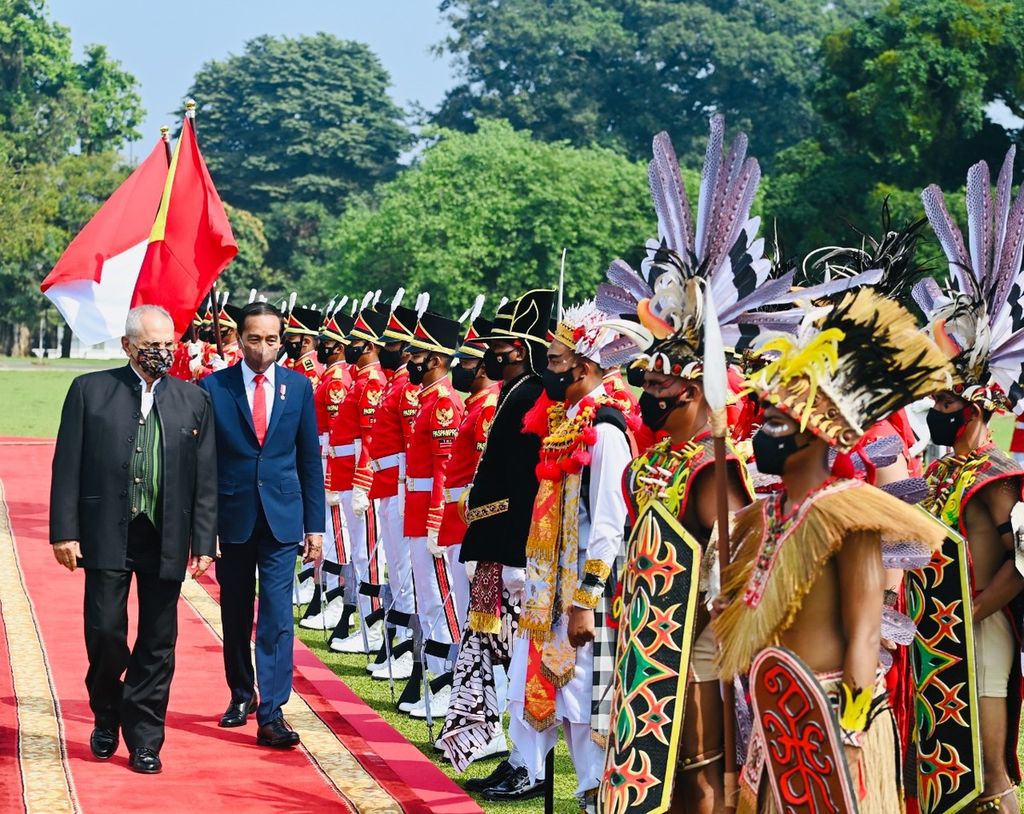 Presiden Joko Widodo dan Presiden Republik Demokratik Timor Leste José Ramos Horta melakukan inspeksi pasukan dalam upacara kenegaraan di Istana Kepresidenan Bogor, Selasa (19/7/2022).