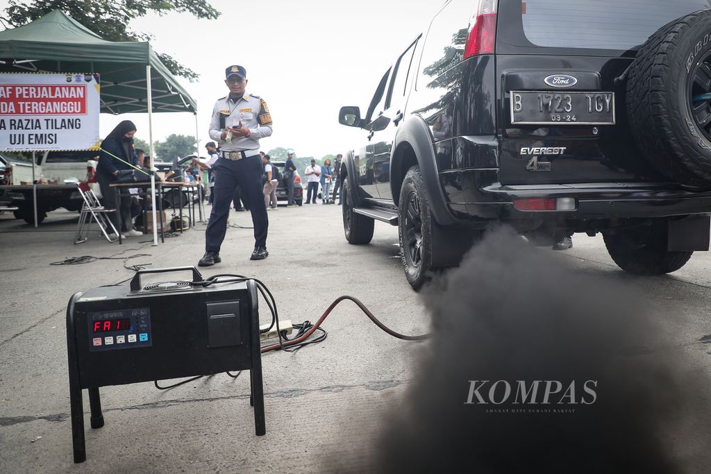 Asap hitam keluar dari mobil yang akan menjalani uji emisi di Jalan Perintis Kemerdekaan, Jakarta Timur, Rabu (1/11/2023).