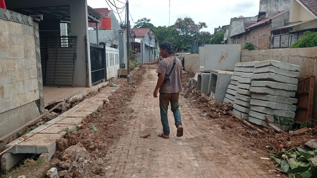 Saluran drainase yang terhubung untuk penanggulangan banjir di Pondok Payung Mas Residence, Kelurahan Cipayung, Kecamatan Ciputat, Kota Tangerang Selatan, Banten, Selasa (15/12/2022).