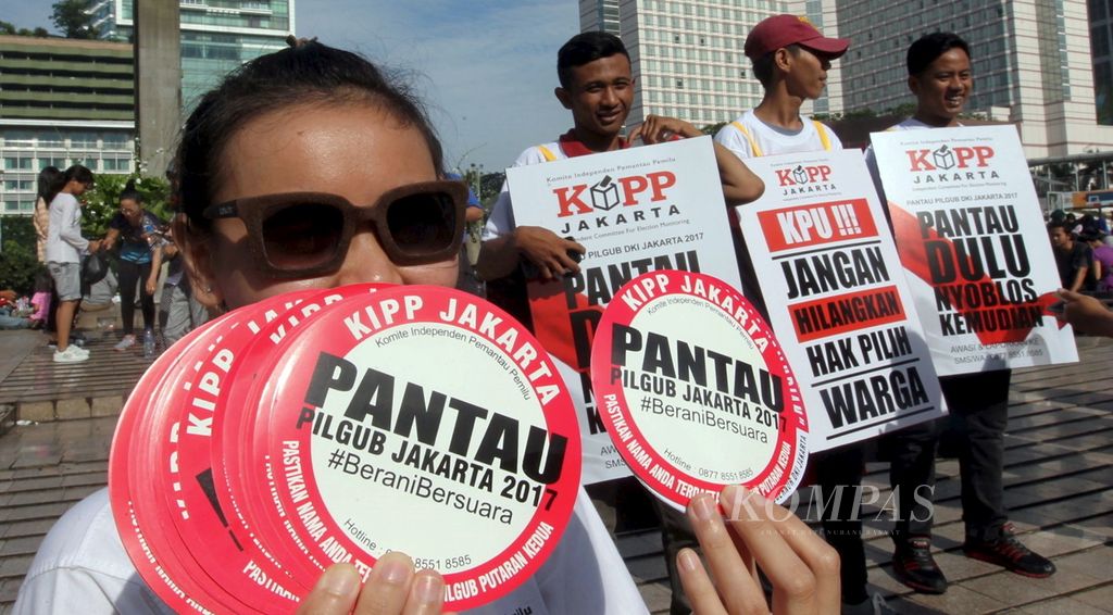 Massa yang tergabung dalam Komite Independen Pemantau Pemilu (KIPP) melakukan aksi damai terkait Pilkada DKI Jakarta di kawasan hari bebas kendaraan bermotor, Minggu (12/3/2017). 
