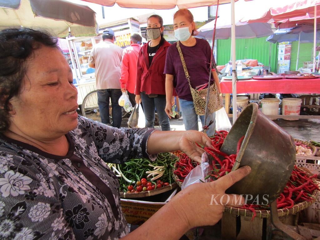 Pedagang cabai di Pasar Way Halim, Kota Bandar Lampung, melayani pelanggan, Jumat (10/6/2022).