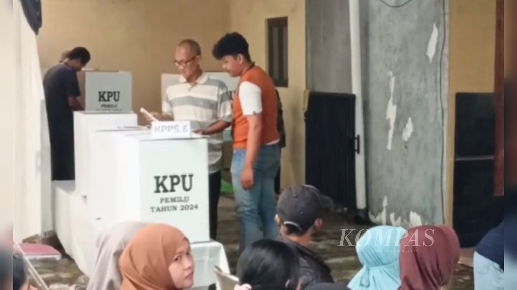Pelaksanaan Pemilihan Umum 2024 di salah satu TPS Kelurahan Kebon Gedang, Kota Bandung, Jawa Barat, Rabu (14/2/2024). Jumlah warga yang terdapat dalam daftar pemilih tetap di Kota Bandung mencapai 1,8 juta orang.