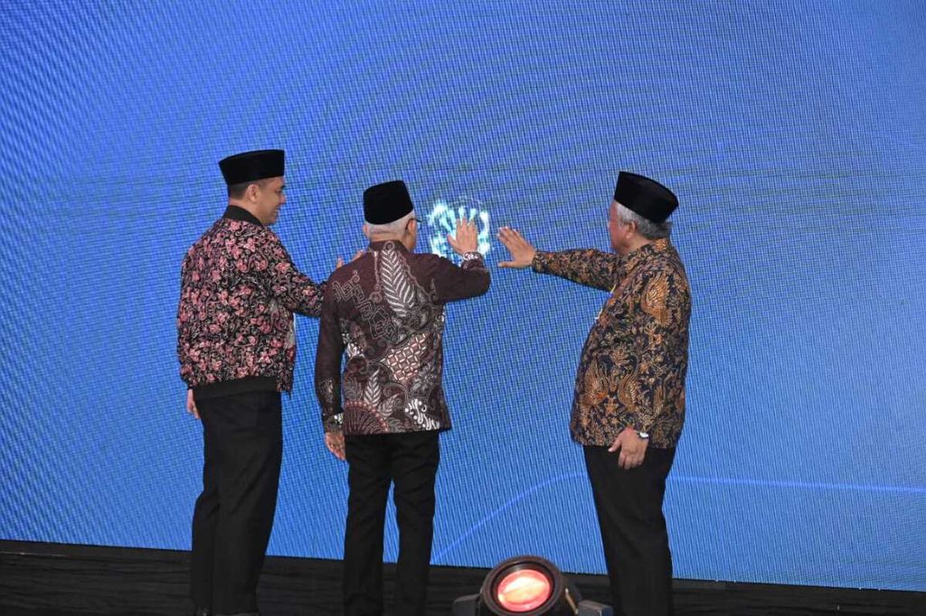 Wakil Presiden Ma'ruf Amin pada Pembukaan Rapat Koordinasi Nasional Badan Wakaf Indonesia Tahun 2023 di Hotel JS Luwansa, Jalan HR Rasuna Said, Jakarta Selatan, Senin (4/12/2023) malam.