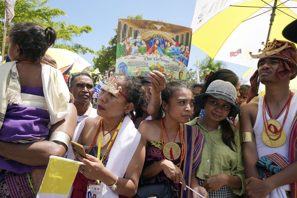 Orang-orang menunggu Paus Fransiskus di dekat Katedral Santa Perawan Maria Dikandung Tanpa Noda, di Dili, Timor Leste, Selasa, 10 September 2024. 