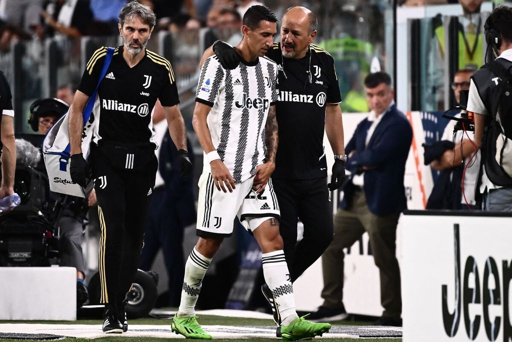 Penyerang Juventus, Angel Di Maria, ditarik keluar lapangan saat menghadapi Sassuolo pada laga Liga Italia di Stadion Juventus, Turin, Selasa (16/8/2022) dini hari WIB. Juve menang, 3-0. Di Maria menyumbang satu gol dan satu asis. 