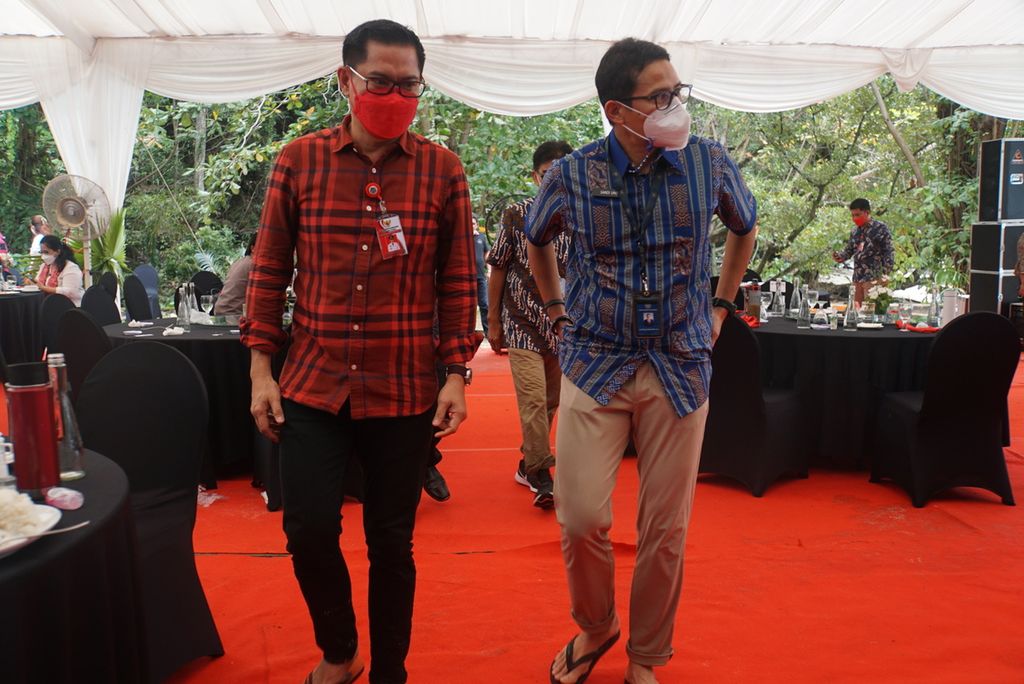 Menteri Pariwisata dan Ekonomi Kreatif Sandiaga Uno (kanan) berjalan bersama Bupati Minahasa Utara Joune Ganda ketika mengunjungi Desa Marinsow yang masuk area Kawasan Ekonomi Khusus Likupang, Minahasa Utara, Sulawesi Utara, Sabtu (6/3/2021).