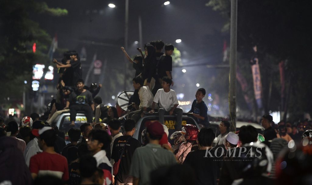 Suasana malam Takbiran di Jalan KH Mas Mansyur, Tanah Abang Jakarta, Minggu (1/5/2022).
