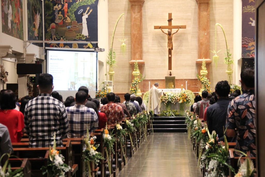 Umat Katolik mengikuti ibadah malam Natal di Gereja Santo Antonius Padua Kotabaru, Kota Yogyakarta, Jumat (24/12/2021) sore. Ibadah malam Natal di gereja itu dilaksanakan dengan protokol kesehatan ketat.