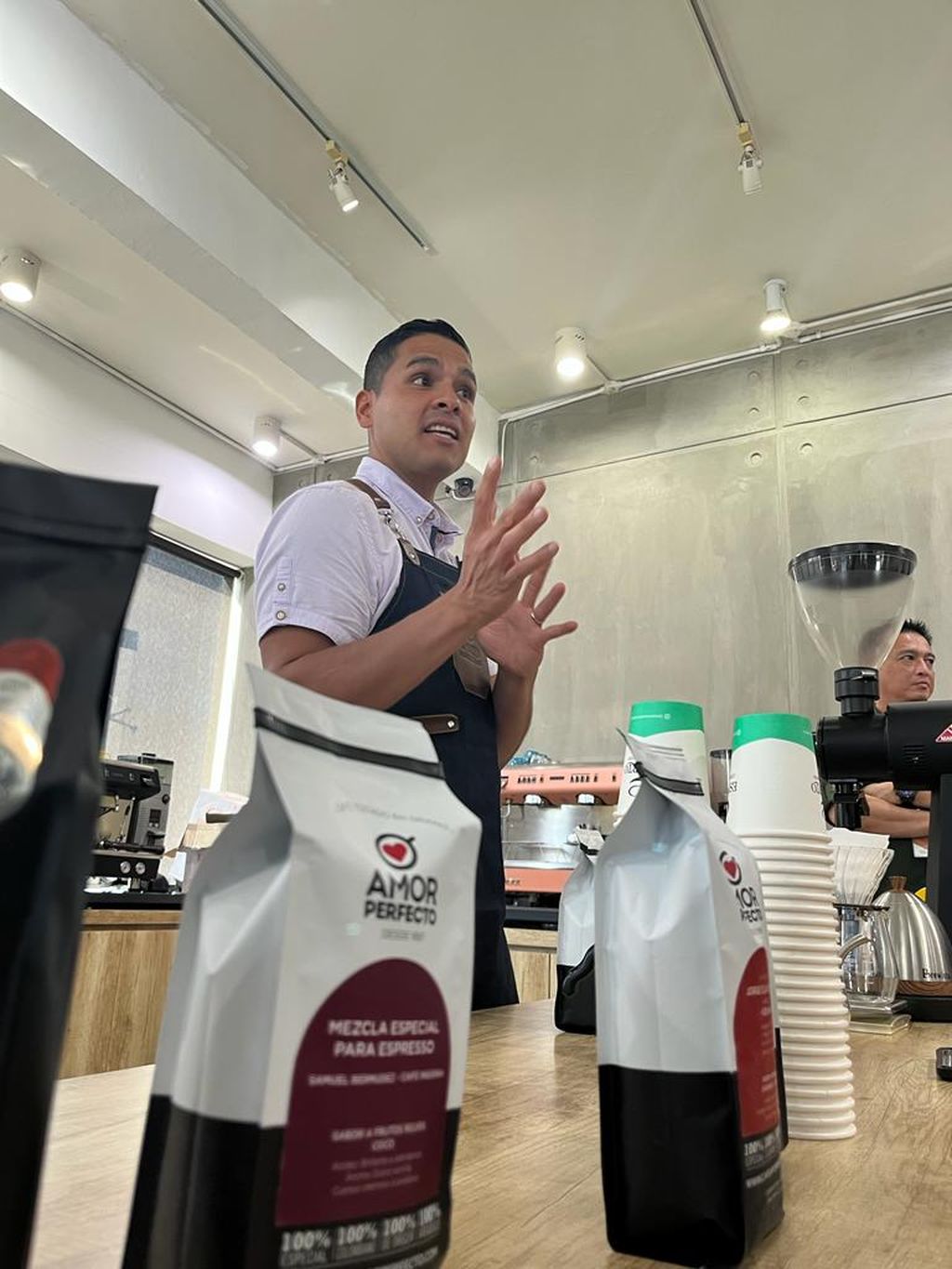 Juara World Barista Championship 2021 Diego Campos mengenalkan kopi asal Kolombia saat sharing session di kafe Esperto, Jakarta, Senin (21/11/2022). Kedatangannya ke Indonesia ini turut didukung oleh Kedutaan Besar Kolombia.