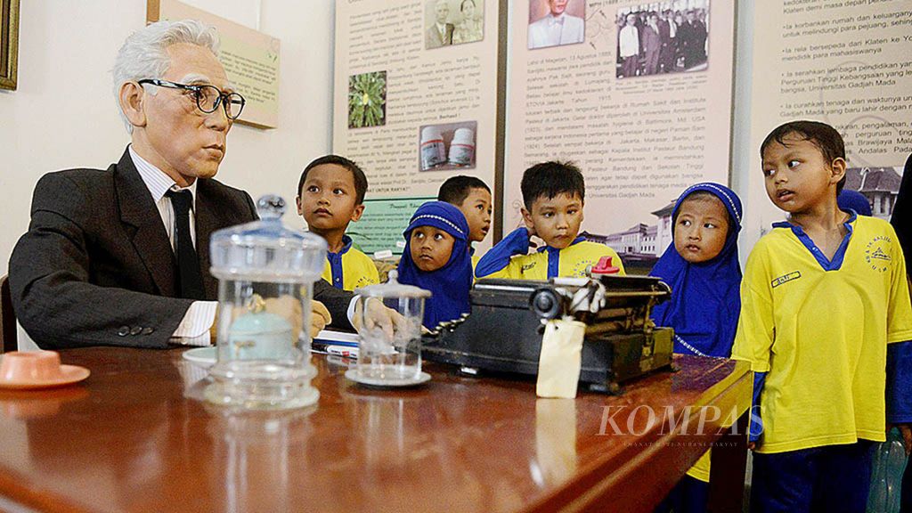 Murid TK mengunjungi salah satu ruang di Museum Universitas Gadjah Mada di kompleks kampus UGM, Yogyakarta, yang menampilkan patung Prof Dr Sardjito beserta sejumlah peralatan kerja serta perabotan yang ia gunakan selama masa hidupnya, Jumat (23/2). 