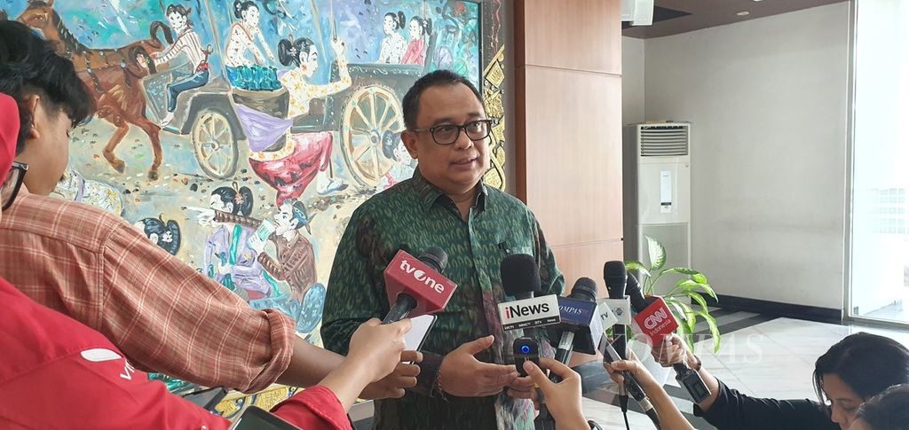 Koordinator Staf Khusus Presiden AAGN Ari Dwipayana memberikan keterangan kepada wartawan, Rabu (31/1/2024), di kantor Kementerian Sekretariat Negara, Jakarta.