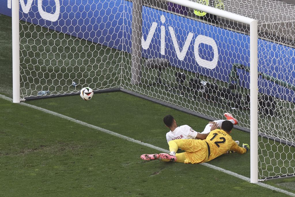 Kiper Turki, Altay Bayindir (12), dan bek Zeki Celik berusaha melakukan penyelamatan atas gol bunuh diri saat laga melawan Portugal pada Piala Eropa 2024 di Stadion BVB, Dortmund, 22 Juni 2024. 