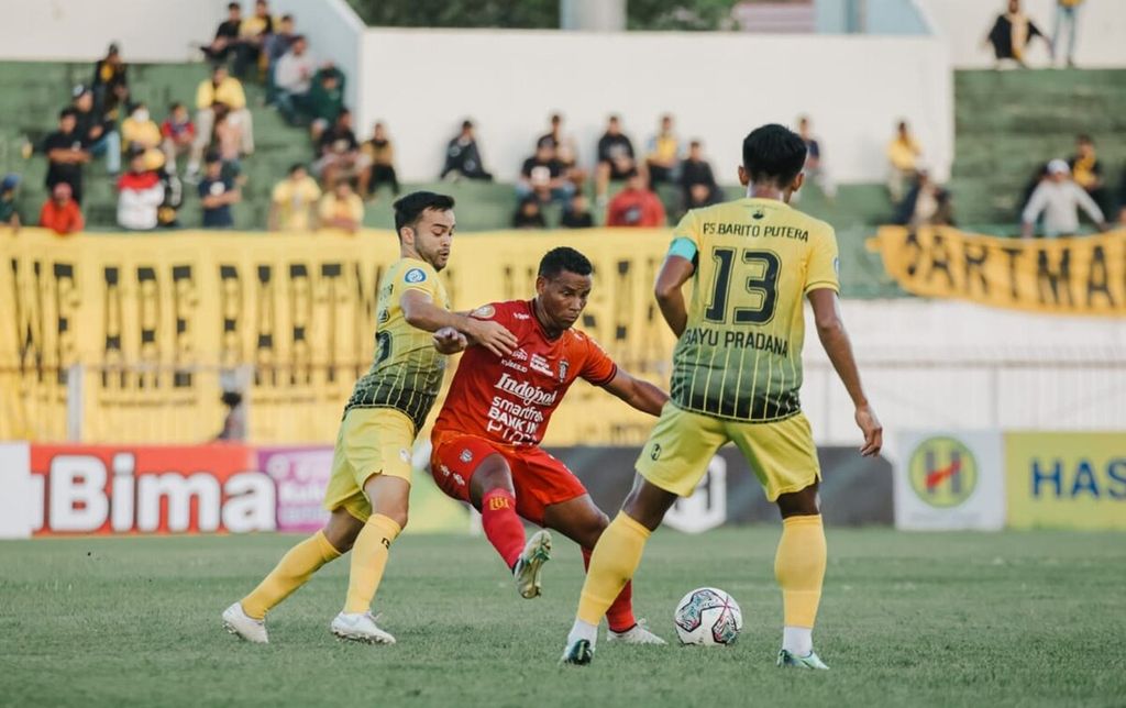 Pemain Bali United berebut bola dengan pemain Barito Putera dalam laga lanjutan BRI Liga 1 2022/2023 di Stadion Demang Lehman Martapura, Banjar, Kalimantan Selatan, Kamis (18/8/2022). 