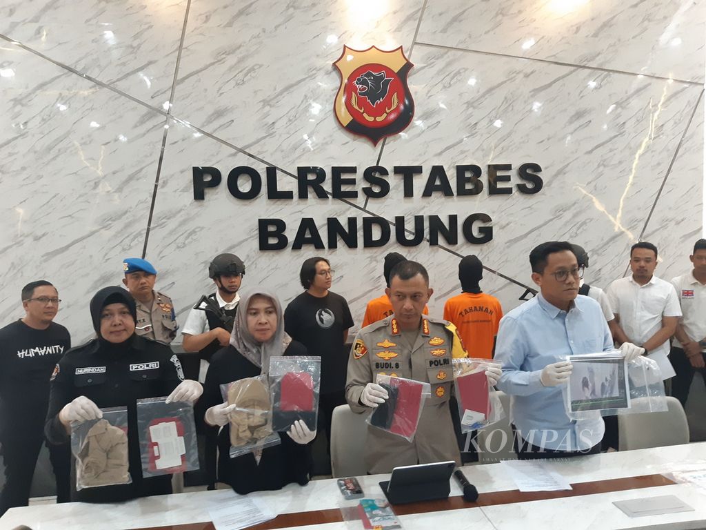 Kapolrestabes Bandung Kombes Pol Budi Sartono menunjukkan barang bukti kasus tindak pidana perdagangan orang dengan korban seorang anak di Kota Bandung, Jawa Barat, Rabu (20/12/2023). Polisi menangkap dua pelaku dalam kasus ini. 