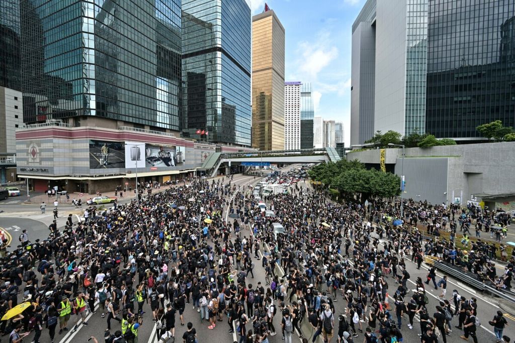 Para pengunjuk rasa memenuhi jalan utama di luar kantor Dewan Legislatif Hong Kong pada 21 Juni 2019. Ratusan orang berduyun-duyun memasuki kompleks pemerintah utama Hong Kong pada 21 Juni untuk menggelar demonstrasi mengenai rancangan undang-undang ekstradisi yang dapat mengirim warga ke China.