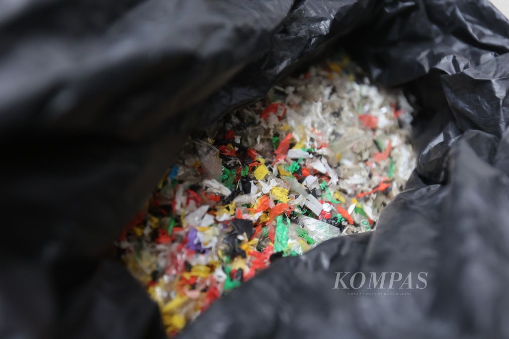 Mahasiswa Universitas Gadjah Mada (UGM) menyiapkan plastik yang sudah dicacah untuk membuat batako enviroblock hasil inovasi mereka di kampus UGM, Kabupaten Sleman, Daerah Istimewa Yogyakarta, Senin (8/7/2024).