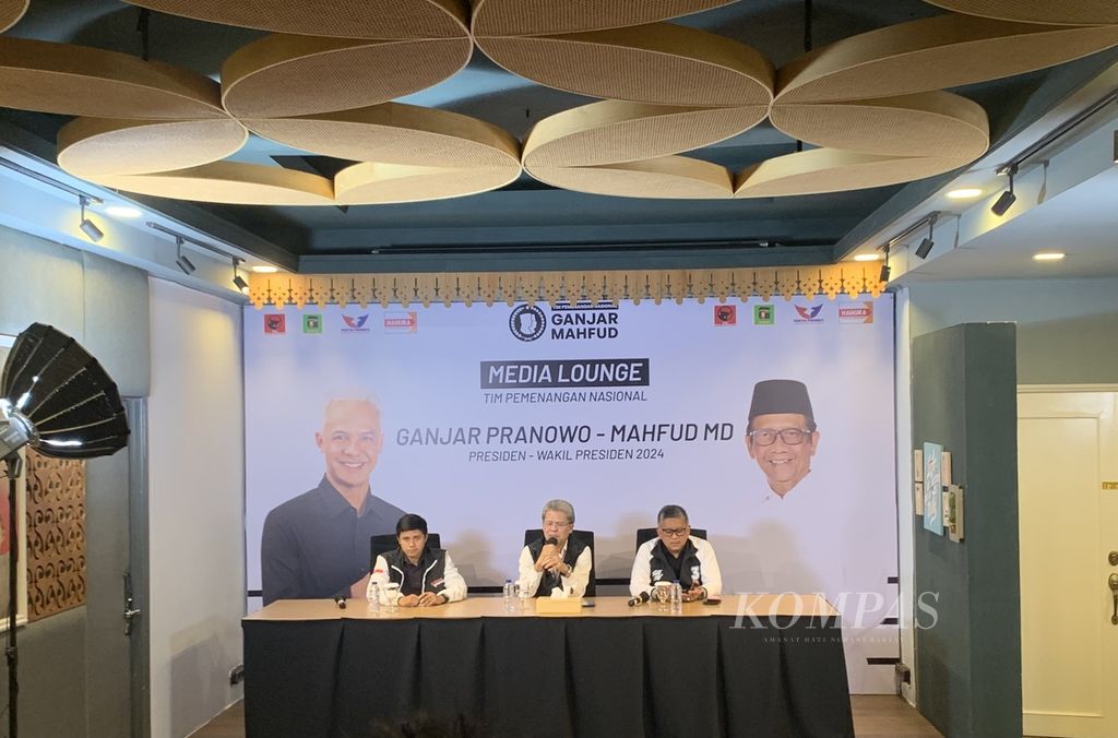 Deputi Hukum Tim Pemenangan Nasional (TPN) Ganjar Pranowo-Mahfud MD, Todung Mulya Lubis (tengah), bersama Juru Bicara TPN Aris Setiawan Yodi (kiri) dan Sekretaris TPN Hasto Kristiyanto (kanan), memberikan keterangan kepada pers terkait dengan dugaan kecurangan Pemilu 2024 di Media Centre TPN, Jakarta, Rabu (17/1/2024).  