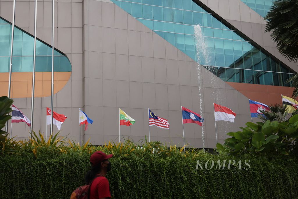 Bendera sejumlah negara peserta ASEAN Tourism Forum (ATF) dikibarkan di depan lokasi pertemuan ajang tersebut di Hotel Marriot Yogyakarta, Sleman, DI Yogyakarta, Rabu (1/2/2023). ATF akan digelar di Yogyakarta sebagai wadah kerja sama negara-negara ASEAN dalam mengembangkan potensi wisata di kawasan tersebut.