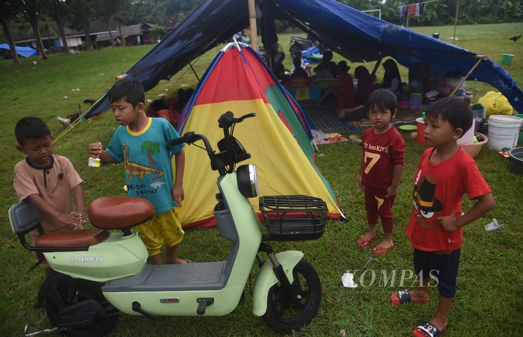 Anak-anak yang tidak bersekolah bermain bersama di pengungsian Desa Dekatagung, Kecamatan Sangkapura, Pulau Bawean, Kabupaten Gresik, Senin (25/3/2024). 
