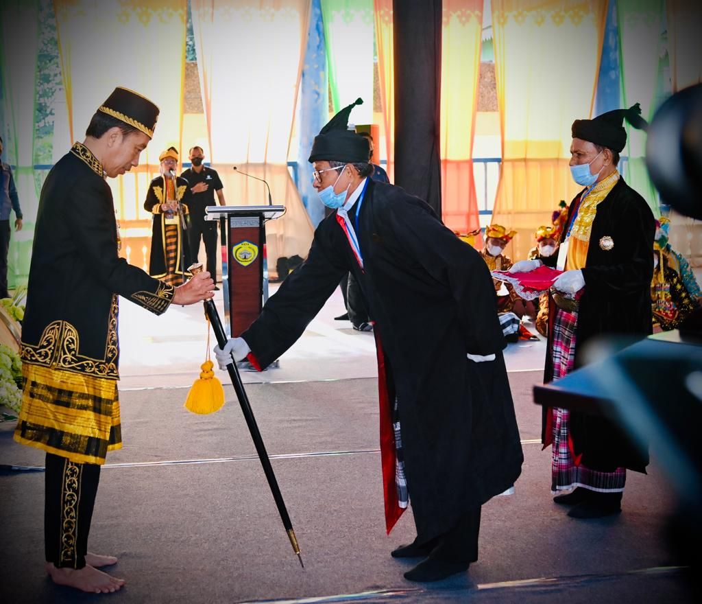 Dalam kunjungan kerja ke Sulawesi Tenggara, Presiden Joko Widodo dianugerahi gelar kehormatan adat Kesultanan Buton, La Ode Muhammad Lakina Bhawaangi yi Nusantara, dalam acara yang diselenggarakan di Baruga Keraton Kesultanan Buton, Kota Baubau, Sulawesi Tenggara, Selasa (27/9/2022).