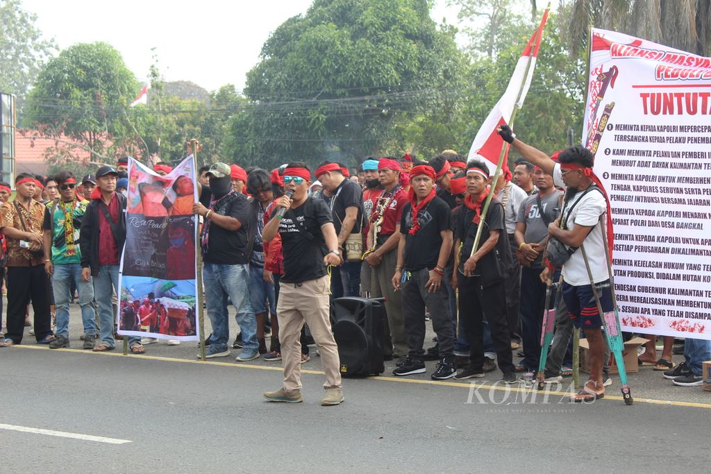 Aliansi Masyarakat Dayak Peduli Bangkal menggelar aksi di depan Polda Kalteng di Palangkaraya, Kalimantan Tengah, Senin (16/10/2023). 