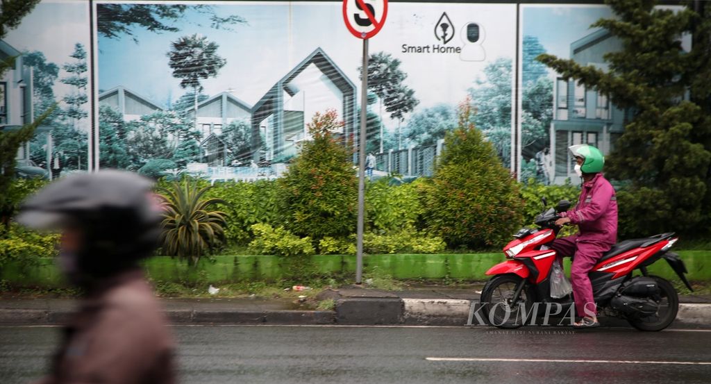 Iklan penawaran rumah tapak terpasang di sebuah kompleks residensial baru di kawasan Ciputat, Tangerang Selatan, Banten, Sabtu (25/6/2022). Pasar properti residensial diprediksi akan terus bergerak tahun 2022. Minat investasi diperkirakan tumbuh dengan dominasi hunian tapak. 